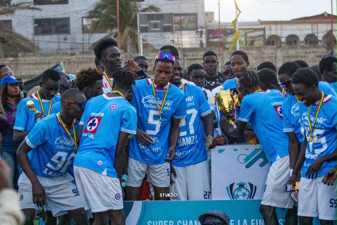 Joueurs de football universitaire africain célébrant un but